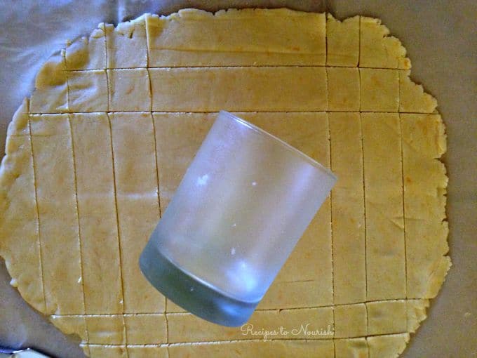 Homemade Cheddar Cheese Crackers ... these delicious gluten free crackers are full of flavor. You won't be able to stop with just one handful. | Recipes to Nourish